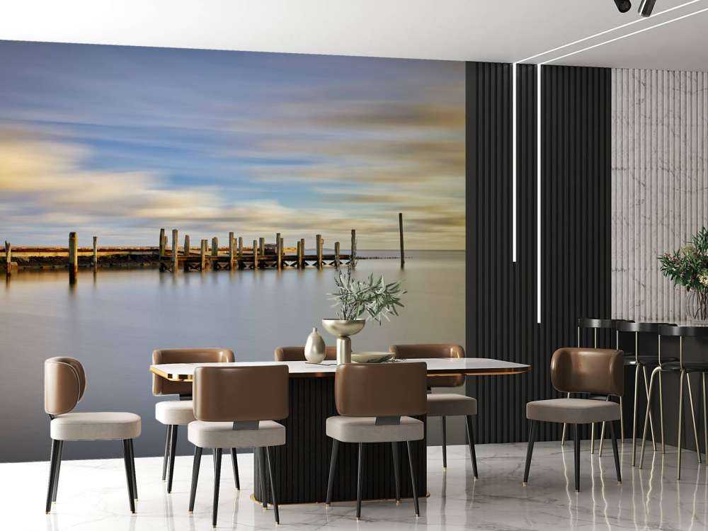 Largo embarcadero junto al mar