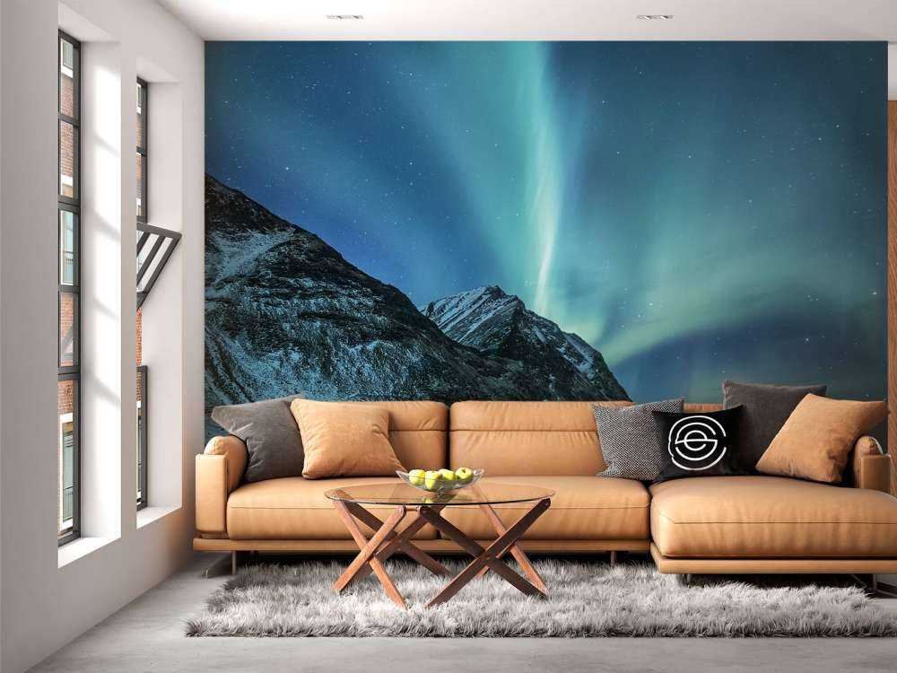 Aurora boreal verde sobre las montañas
