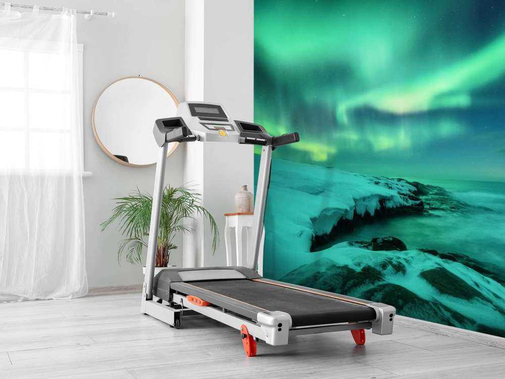 Aurora boreal verde sobre rocas nevadas