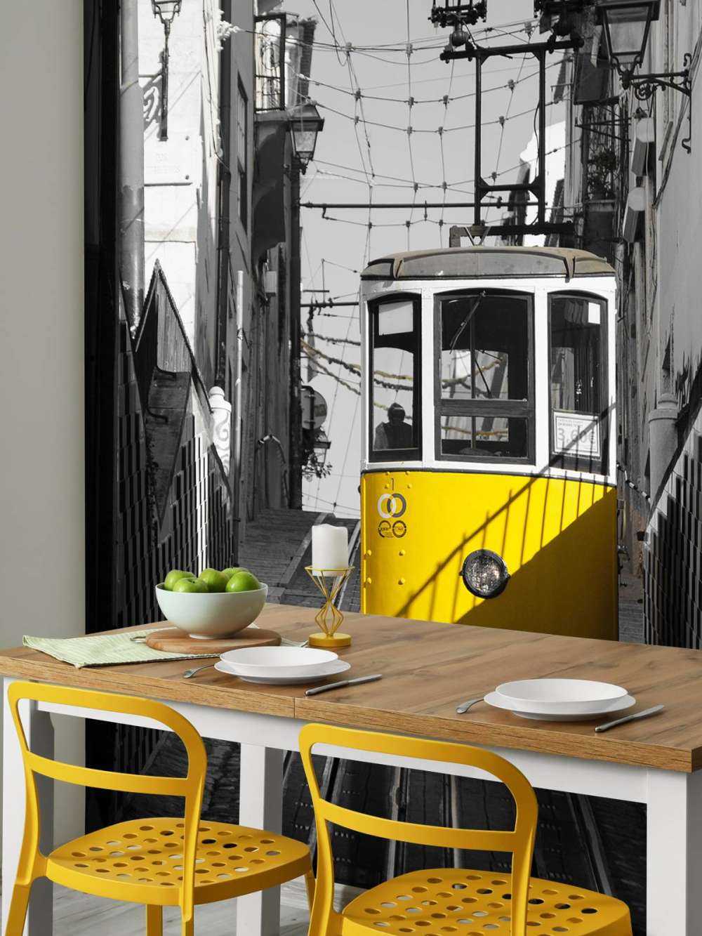 Tranvía negro y blanco amarillo