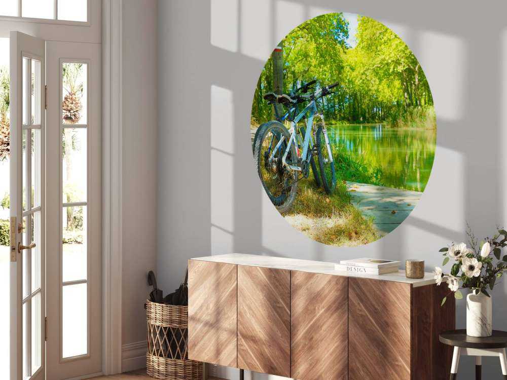 Bicicleta cerca de un río