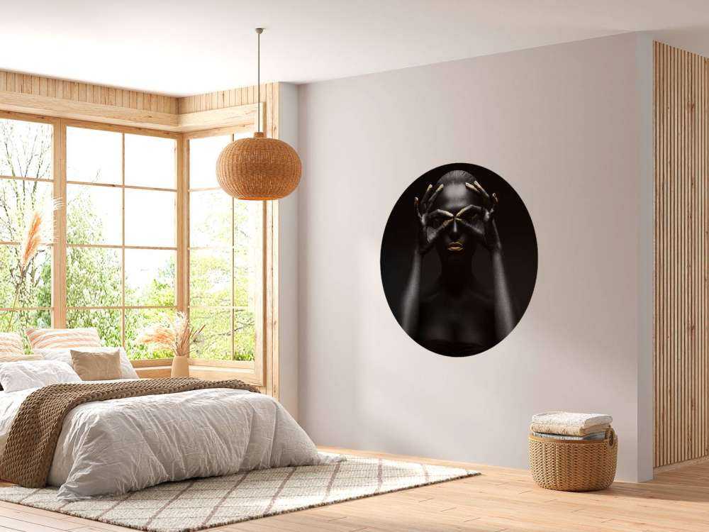 Mujer pintada de negro