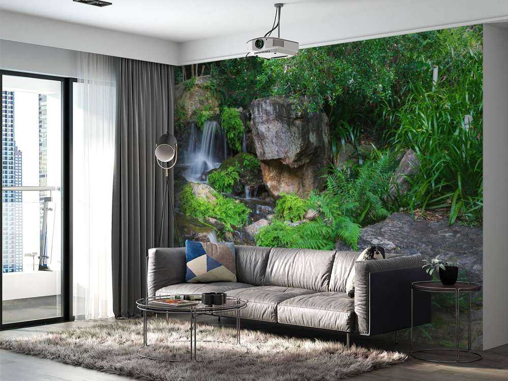 Cascada con plantas tropicales