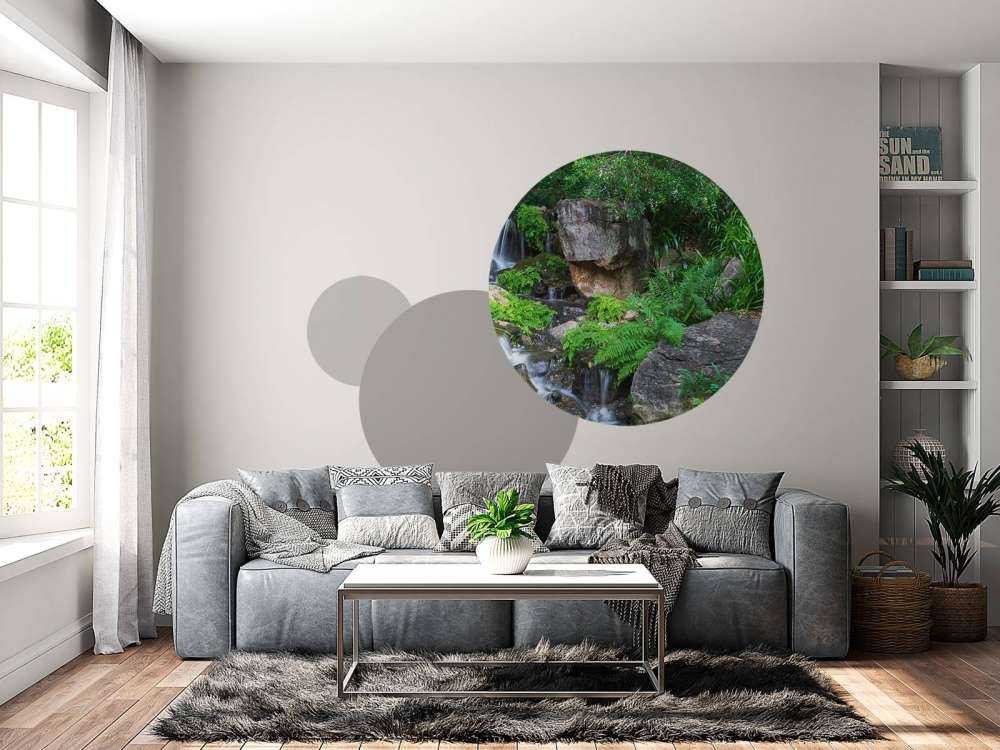 Cascada con plantas tropicales