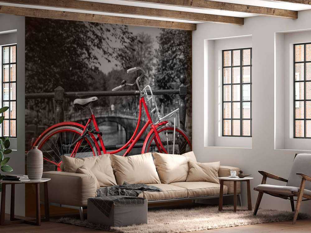Bicicleta roja en el puente