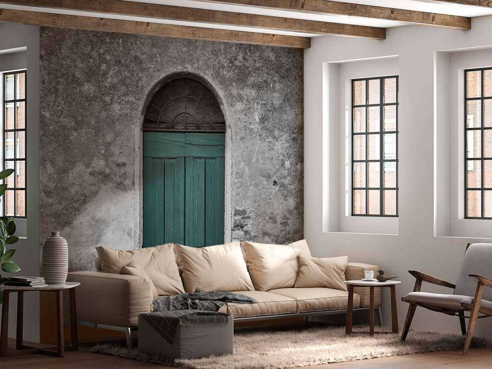 Puerta verde en el muro antiguo