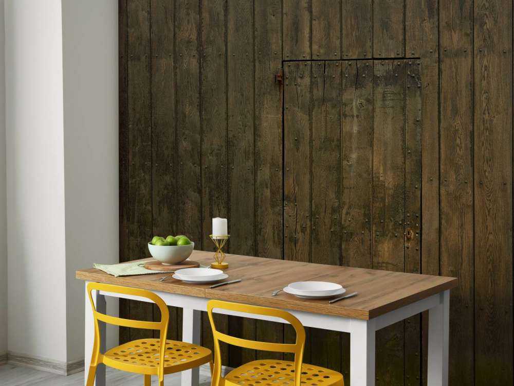 Pared de madera con puerta