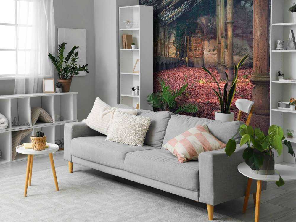 Casa abandonada con hojas
