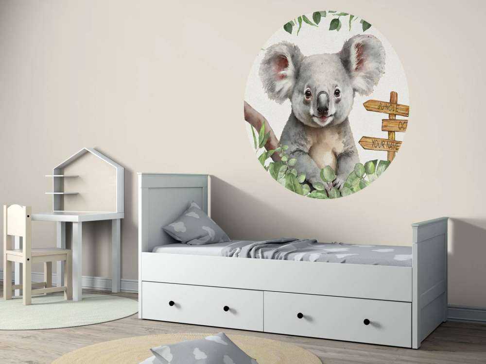 Bebé koala en la selva