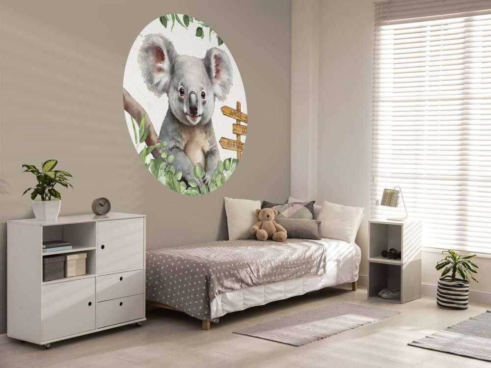 Bebé koala en la selva
