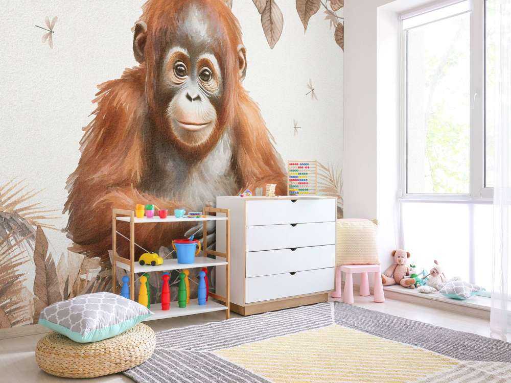 Orangután juvenil en la selva topo