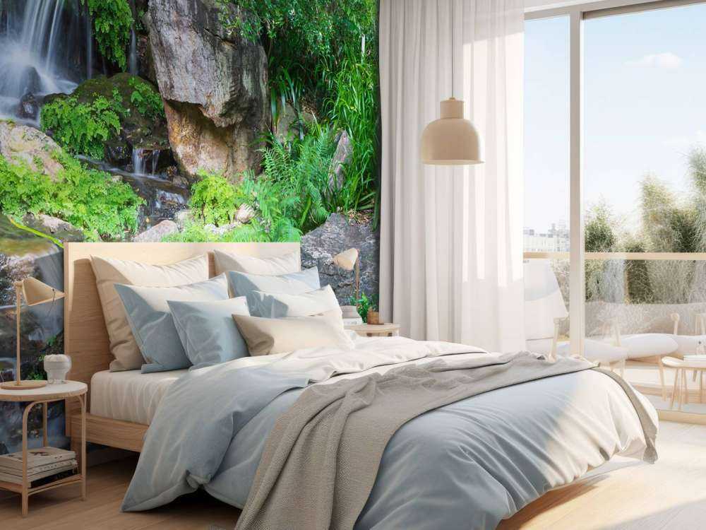 Cascada con plantas tropicales