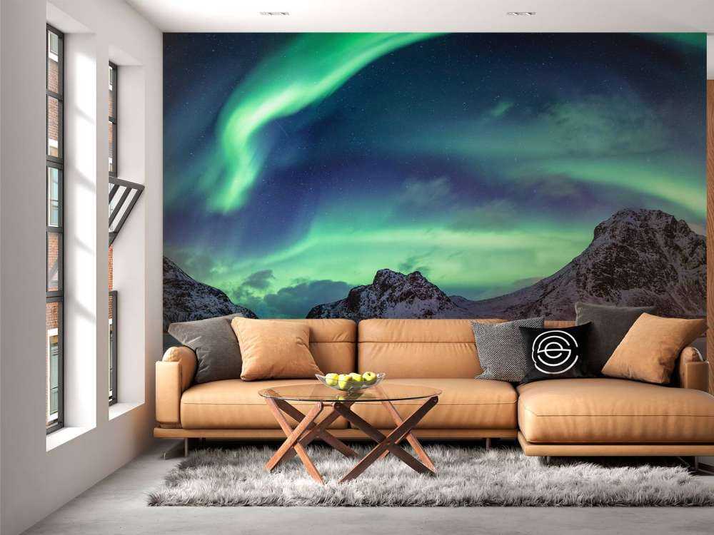 Aurora boreal sobre montañas nevadas