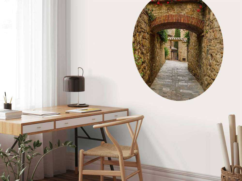 Arco con flores rojas