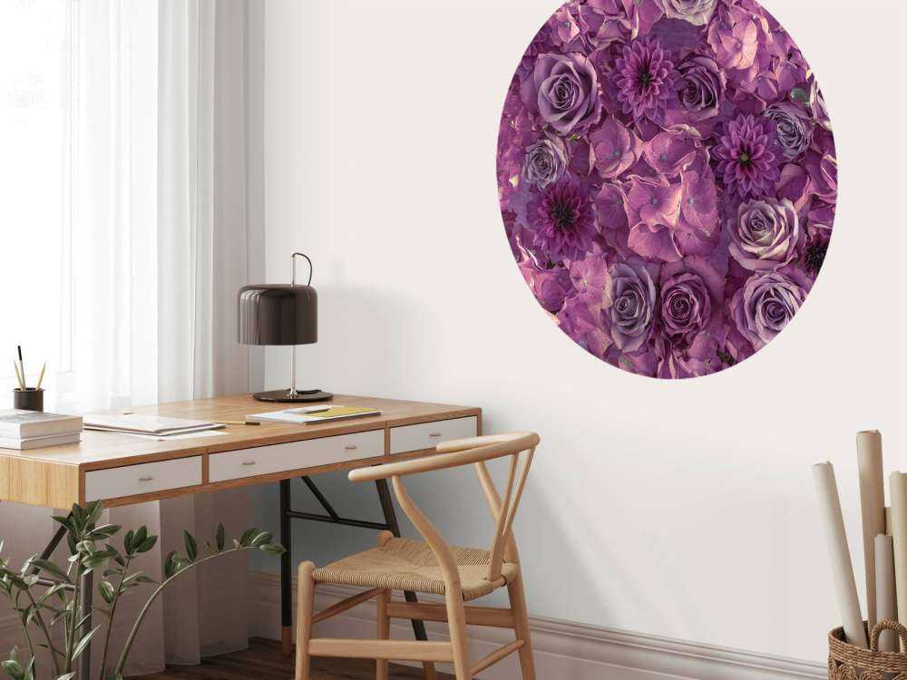 Hortensias, rosas y dalias moradas