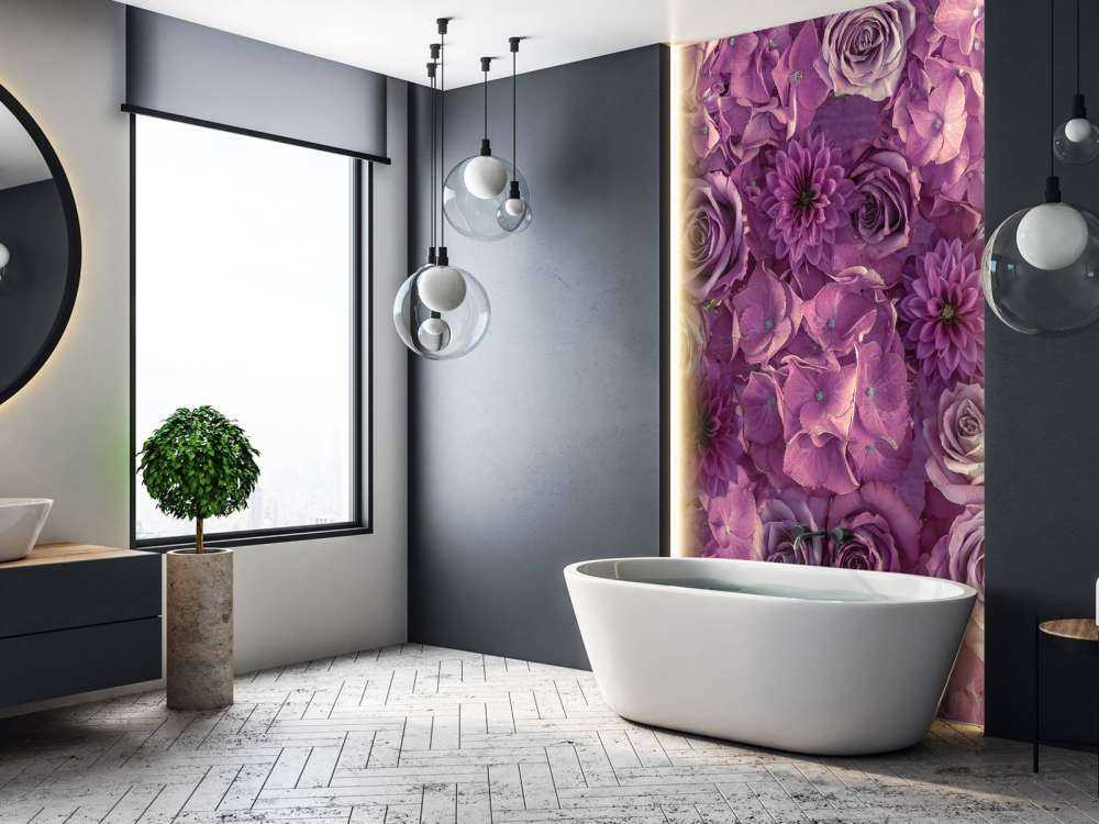 Hortensias, rosas y dalias moradas