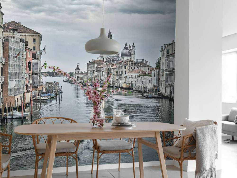 Canal con barcos en Venecia