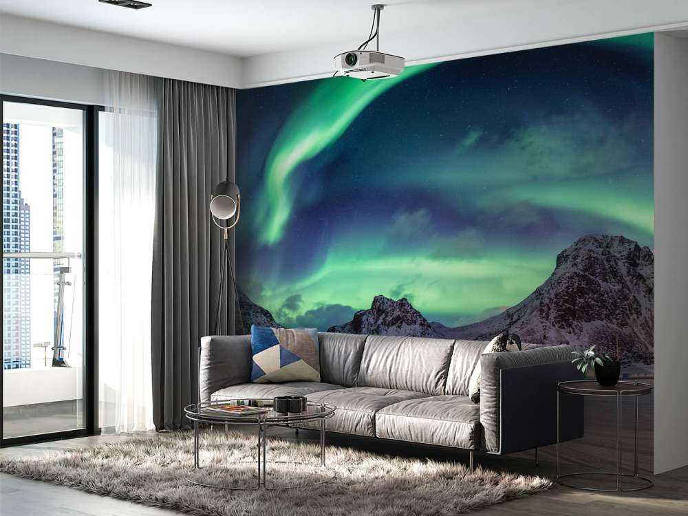 Aurora boreal sobre montañas nevadas
