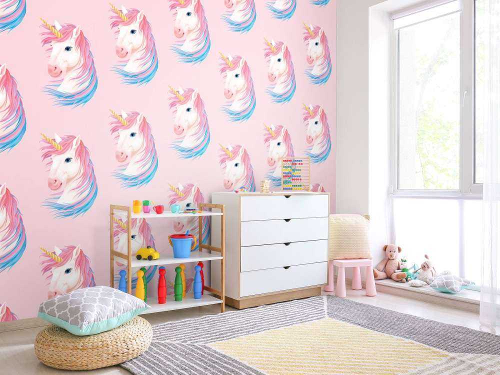 Unicornio blanco con cuerno dorado