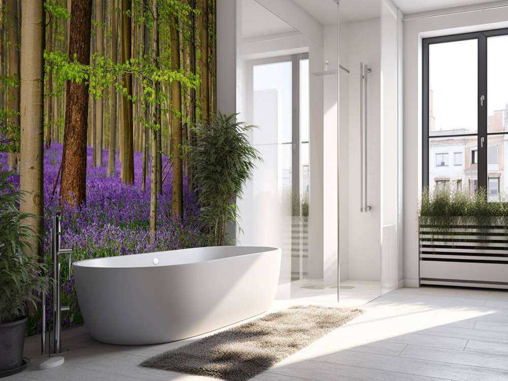 Bosque con flores moradas