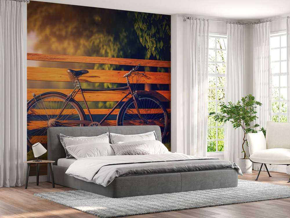 Bicicleta cerca de una valla de madera