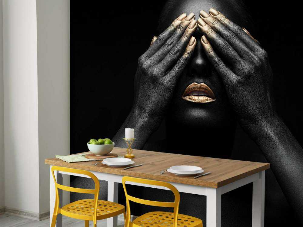 Mujer con las manos ante los ojos