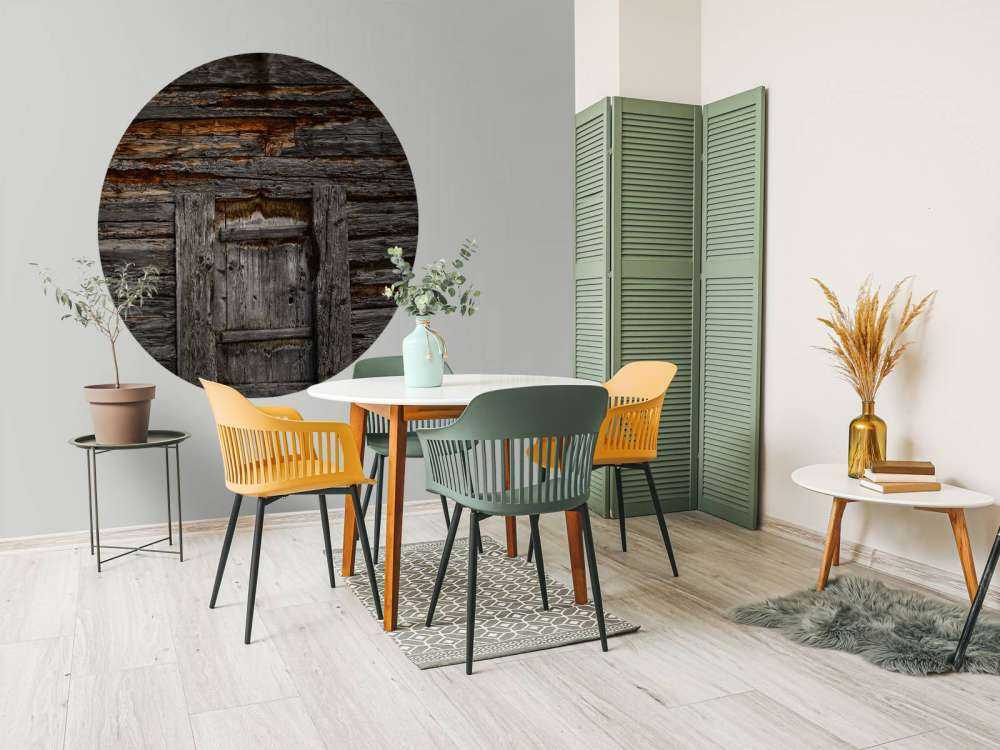 Madera oscura con puerta