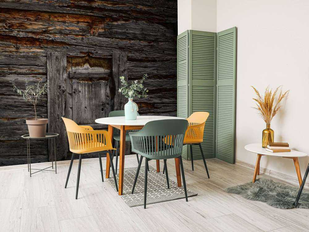 Madera oscura con puerta