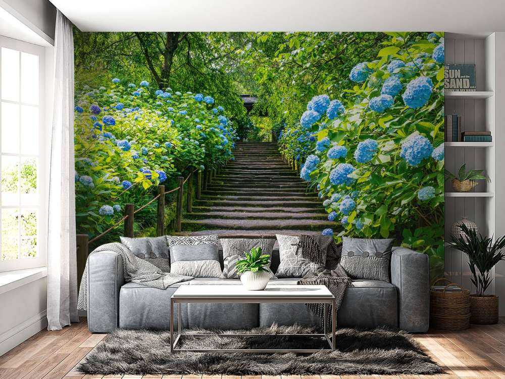 Escalera entre hortensias