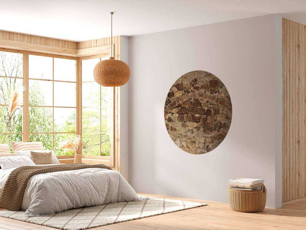 Muro antiguo con arco