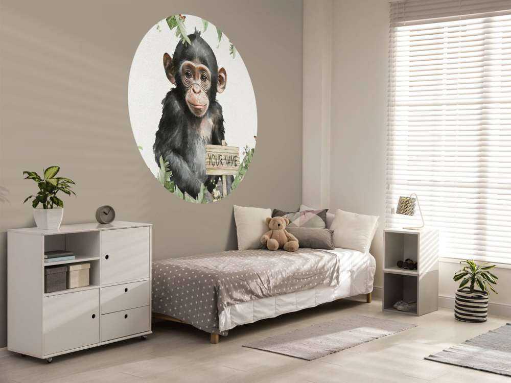 Chimpancé bebé en la selva