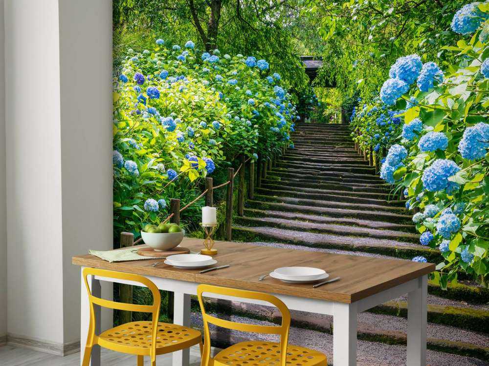 Escalera entre hortensias