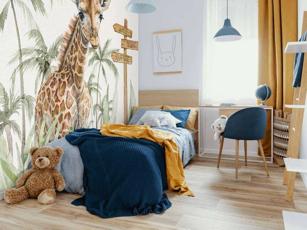 Jirafa bebé en la jungla