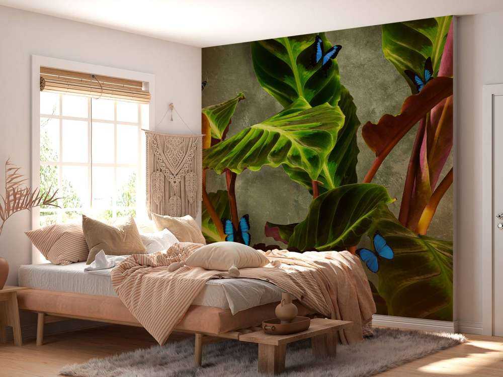 Planta verde con mariposas