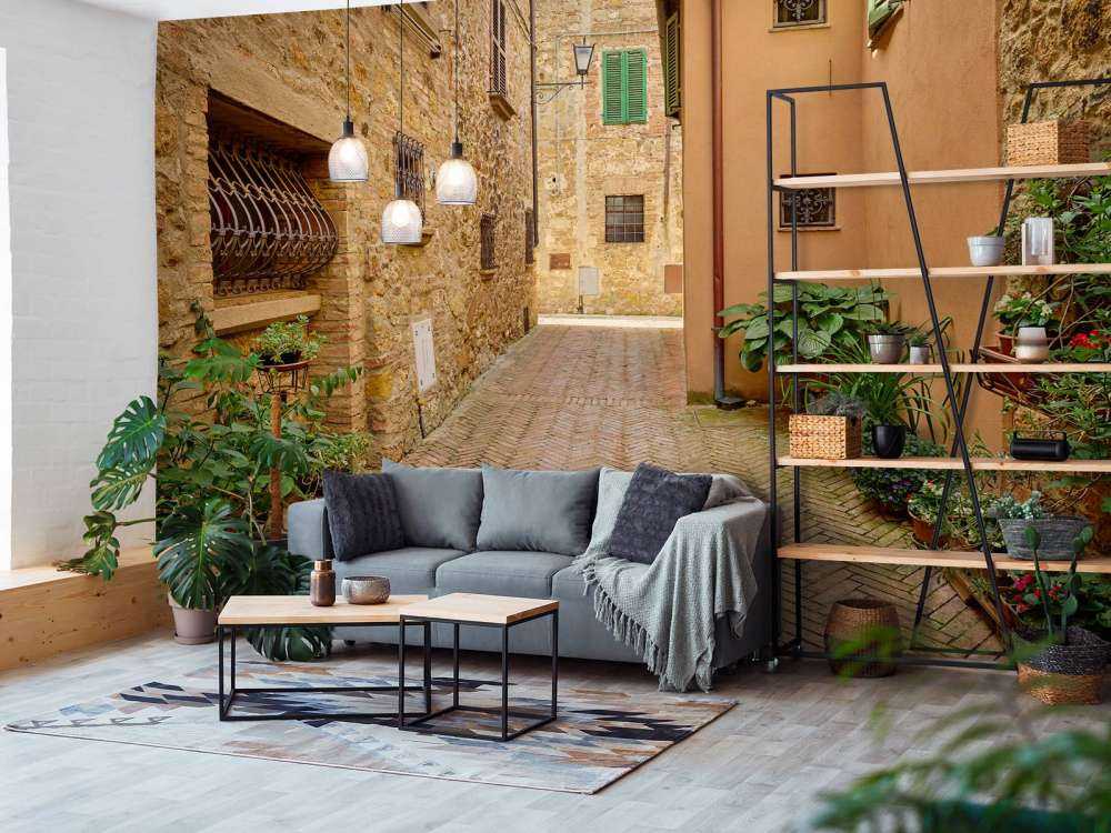 Calle con plantas y flores