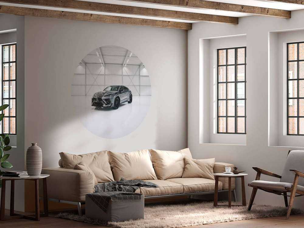Lamborghini en el salón blanco