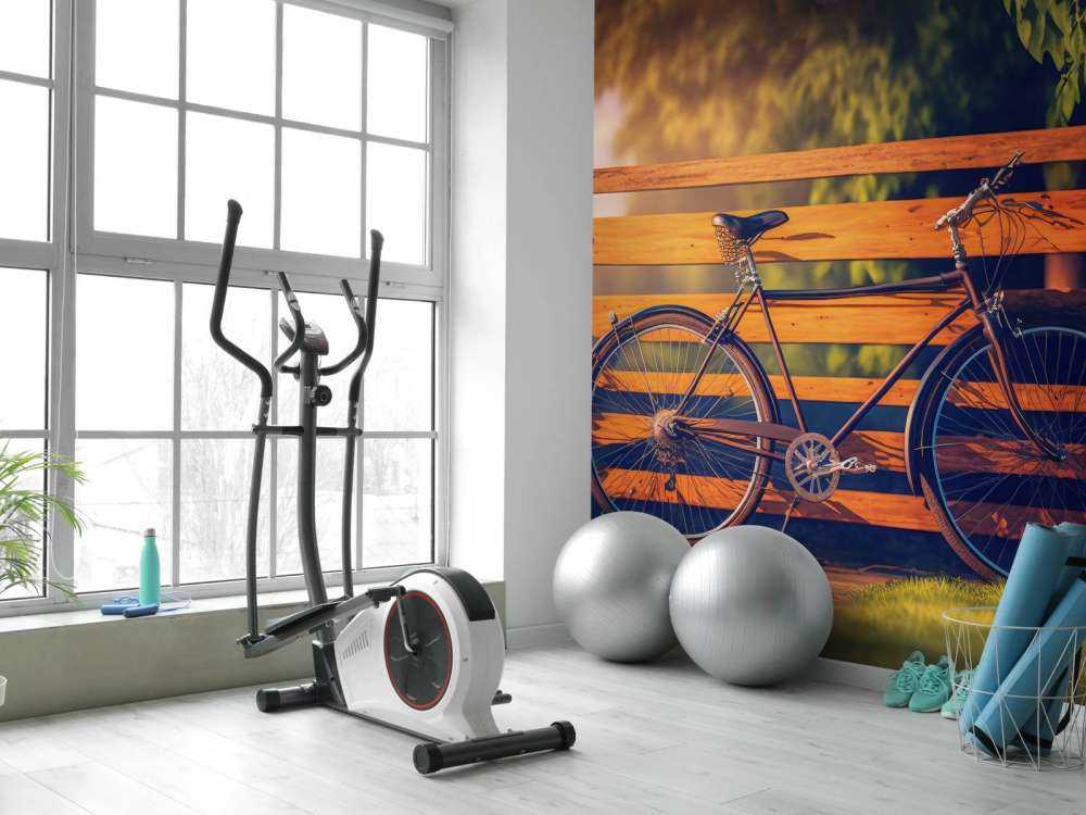 Bicicleta cerca de una valla de madera