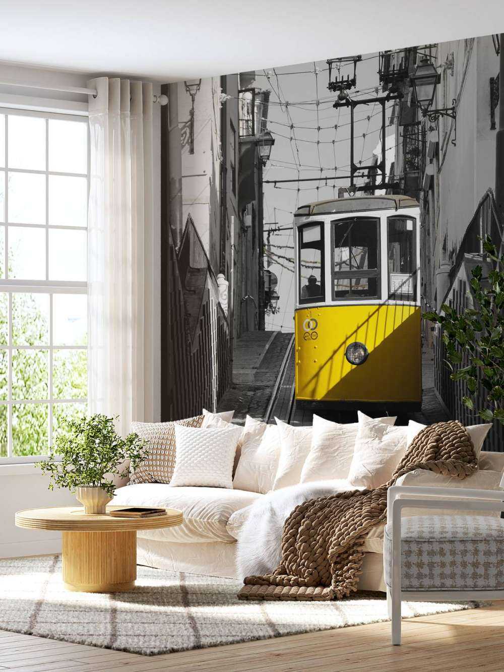 Tranvía negro y blanco amarillo