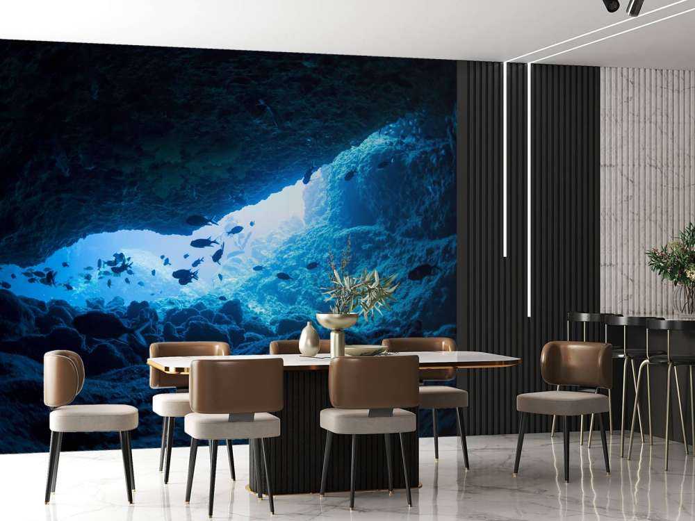 Cueva estrecha con peces