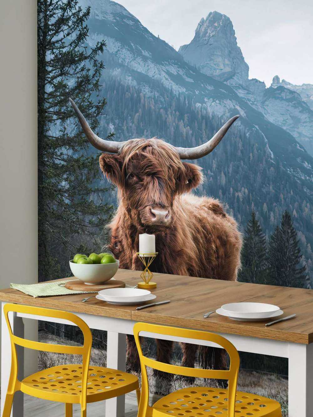 Una vaca escocesa entre los árboles