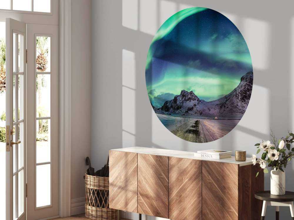 Aurora boreal sobre montañas nevadas