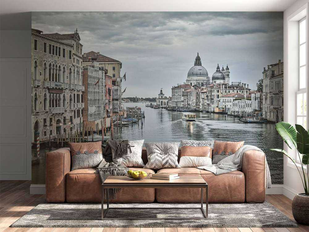 Canal con barcos en Venecia