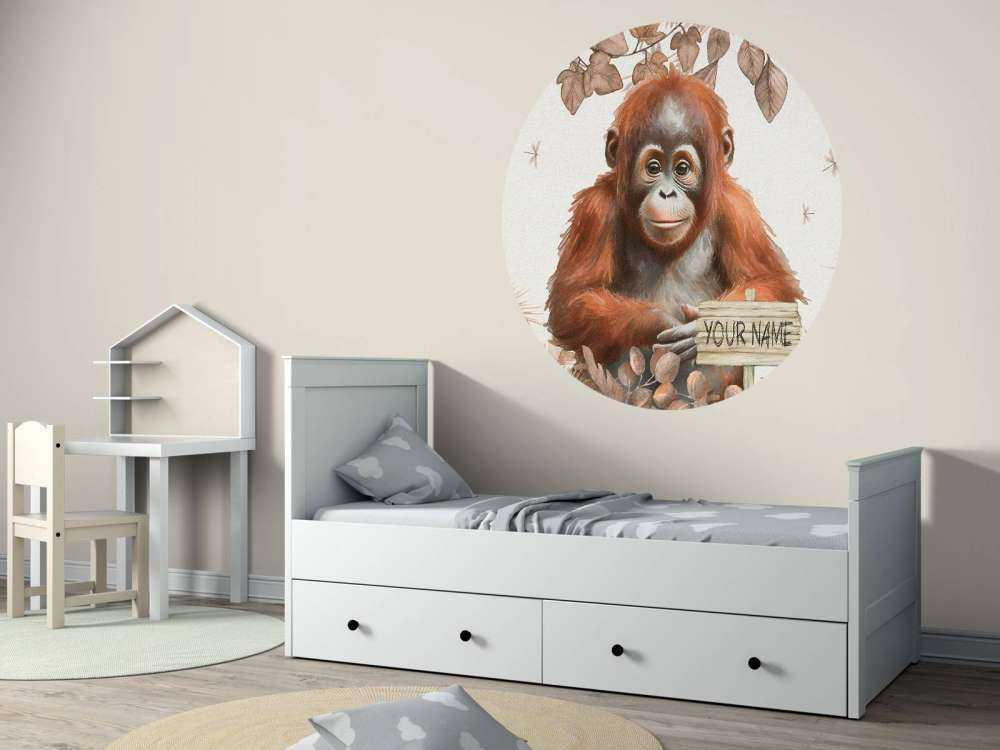 Orangután juvenil en la selva topo
