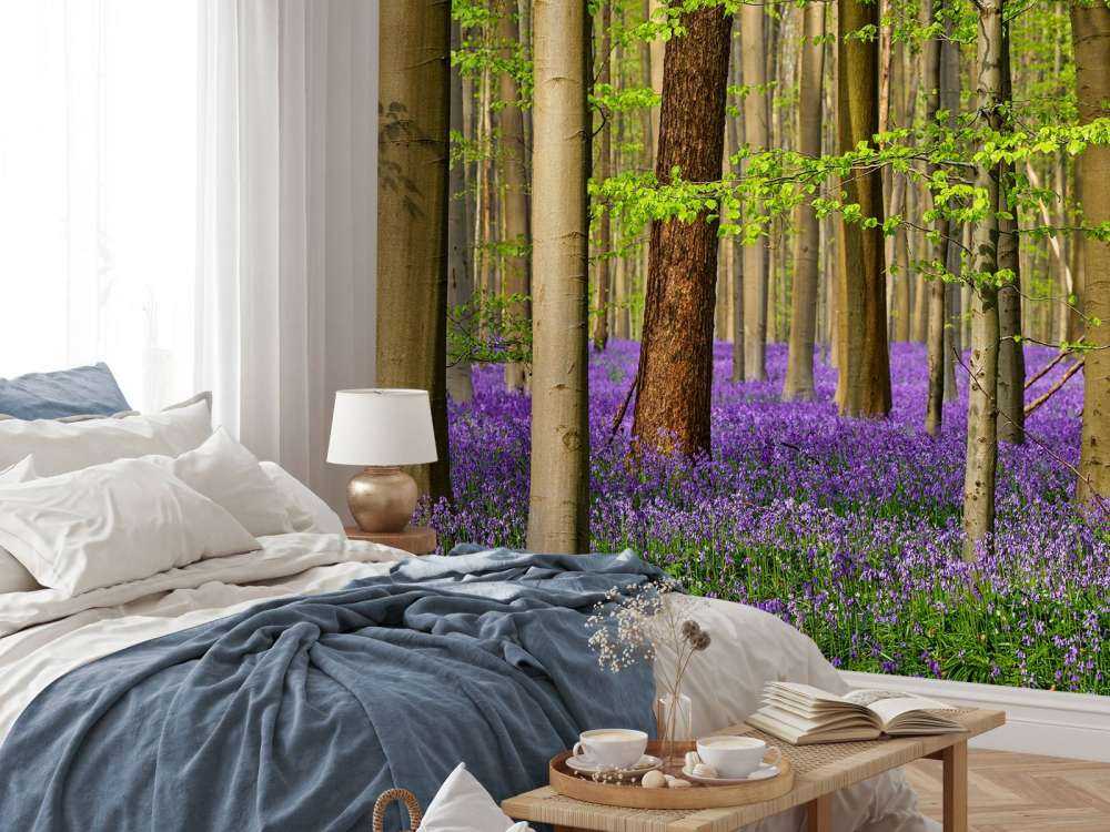 Bosque con flores moradas