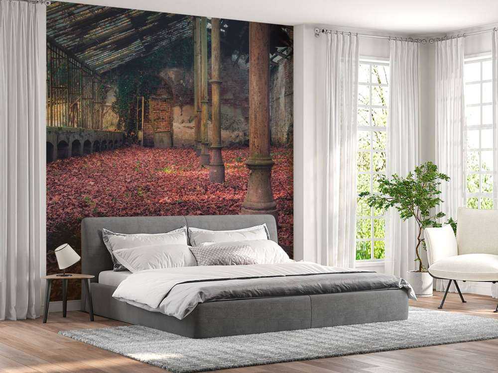 Casa abandonada con hojas