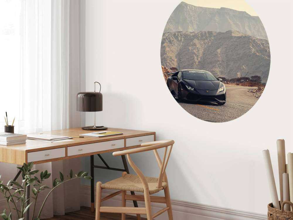 Supercoche negro en el desierto