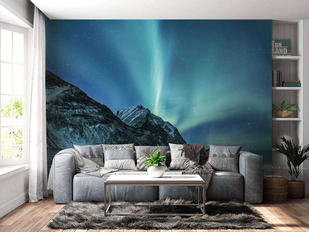 Aurora boreal verde sobre las montañas
