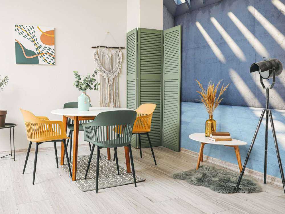Habitación vacía con techo abierto