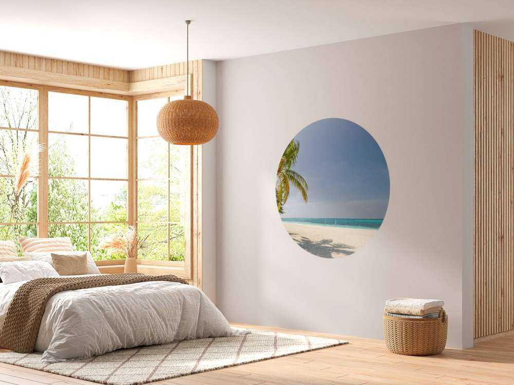Playa tropical con columpio