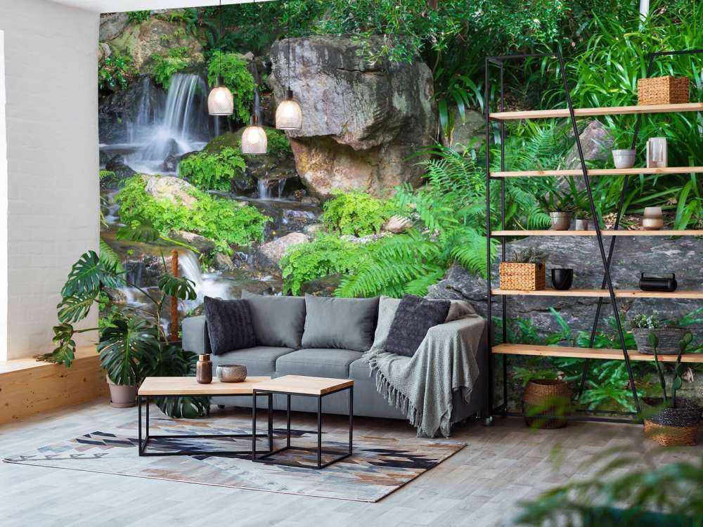 Cascada con plantas tropicales
